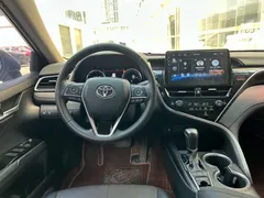 2022 Toyota Camry 2.5G Luxury, белый — фото 8