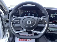 2023 Hyundai Elantra 1.5L CVT LUX Premium, белый — фото 13