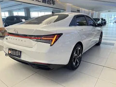 2023 Hyundai Elantra 1.5L CVT LUX Premium, белый — фото 4