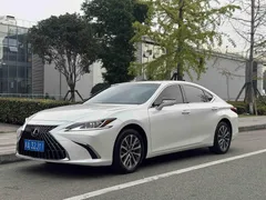 2021 Lexus ES 200 Excellence, белый — фото 1