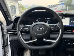 2023 Hyundai Elantra 1.5L CVT LUX Premium, белый — фото 7
