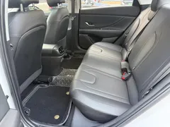 2023 Hyundai Elantra 1.5L CVT LUX Premium, белый — фото 12