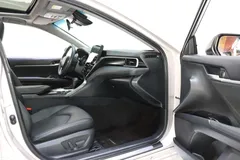 2021 Toyota Camry 2.0G Luxury, белый — фото 7