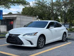 2022 Lexus ES 200 Excellence, белый — фото 1