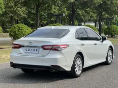 2021 Toyota Camry 2.0G Luxury, белый — фото 5