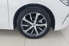 2022 Geely Emgrand 4th Gen 1.5L CVT Premium, белый — фото 5