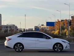 2022 Hyundai Elantra 1.5L CVT Flagship TOP, белый — фото 8