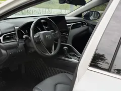 2023 Toyota Camry 2.0G Luxury, белый — фото 11