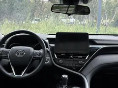 2023 Toyota Camry 2.0G Luxury, белый — фото 13