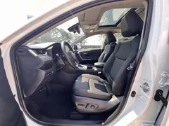 2022 Toyota RAV4 2.0L CVT 2WD Fashion, белый — фото 10