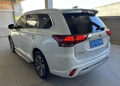 2021 Mitsubishi Outlander 2.4L 4WD 7-seat, белый — фото 4