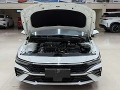 2023 Hyundai Elantra 1.5L CVT LUX Premium, белый — фото 7