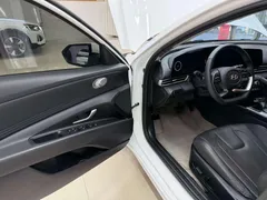 2023 Hyundai Elantra 1.5L CVT LUX Premium, белый — фото 8