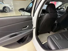 2023 Hyundai Elantra 1.5L CVT LUX Premium, белый — фото 17