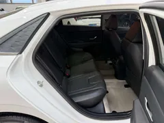 2023 Hyundai Elantra 1.5L CVT LUX Premium, белый — фото 22
