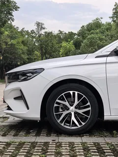2023 Geely Emgrand 4th Gen Champion 1.5L MT Luxury, белый — фото 16