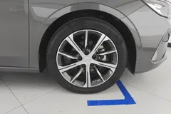 2023 Geely Emgrand 4th Gen 1.5L CVT Premium Champion — фото 4