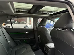 2021 Toyota Camry 2.5G Luxury, белый — фото 5