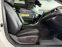 2021 Toyota Camry 2.5G Luxury, белый — фото 6