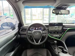 2021 Toyota Camry 2.5G Luxury, белый — фото 8