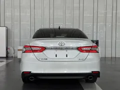 2021 Toyota Camry 2.5G Luxury, белый — фото 11