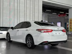 2021 Toyota Camry 2.5G Luxury, белый — фото 12