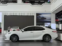 2021 Toyota Camry 2.5G Luxury, белый — фото 13