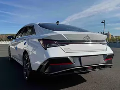 2023 Hyundai Elantra 1.5L CVT LUX Premium, белый — фото 4