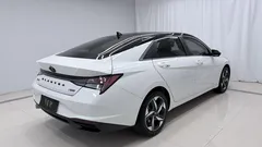 2022 Hyundai Elantra 1.5L CVT LUX Premium, белый — фото 4
