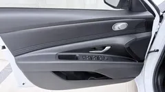 2022 Hyundai Elantra 1.5L CVT LUX Premium, белый — фото 7