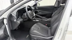 2022 Hyundai Elantra 1.5L CVT LUX Premium, белый — фото 8