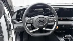 2022 Hyundai Elantra 1.5L CVT LUX Premium, белый — фото 10