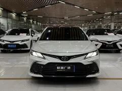 2022 Toyota Camry 2.5G Luxury, белый — фото 2