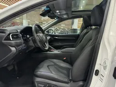 2022 Toyota Camry 2.5G Luxury, белый — фото 4