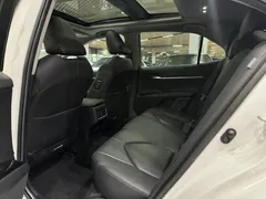 2022 Toyota Camry 2.5G Luxury, белый — фото 5