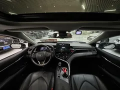 2022 Toyota Camry 2.5G Luxury, белый — фото 6