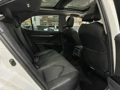 2022 Toyota Camry 2.5G Luxury, белый — фото 8