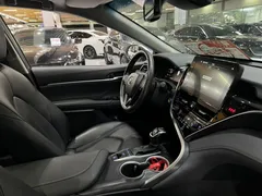 2022 Toyota Camry 2.5G Luxury, белый — фото 9