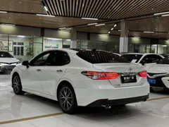 2022 Toyota Camry 2.5G Luxury, белый — фото 10
