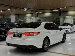 2022 Toyota Camry 2.5G Luxury, белый — фото 12
