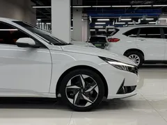 2022 Hyundai Elantra 1.5L CVT LUX Premium, белый — фото 4