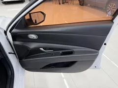 2022 Hyundai Elantra 1.5L CVT LUX Premium, белый — фото 5