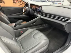 2022 Hyundai Elantra 1.5L CVT LUX Premium, белый — фото 10