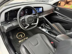2022 Hyundai Elantra 1.5L CVT LUX Premium, белый — фото 16