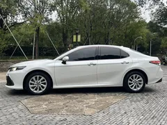 2021 Toyota Camry 2.0G Luxury, белый — фото 3