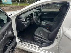 2021 Toyota Camry 2.0G Luxury, белый — фото 11