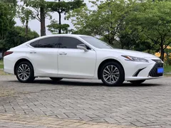 2022 Lexus ES 200 Excellence, белый — фото 3