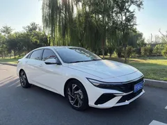 2023 Hyundai Elantra 1.5L CVT LUX Premium, белый — фото 3