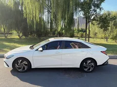 2023 Hyundai Elantra 1.5L CVT LUX Premium, белый — фото 4