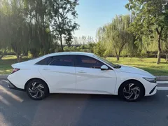 2023 Hyundai Elantra 1.5L CVT LUX Premium, белый — фото 5